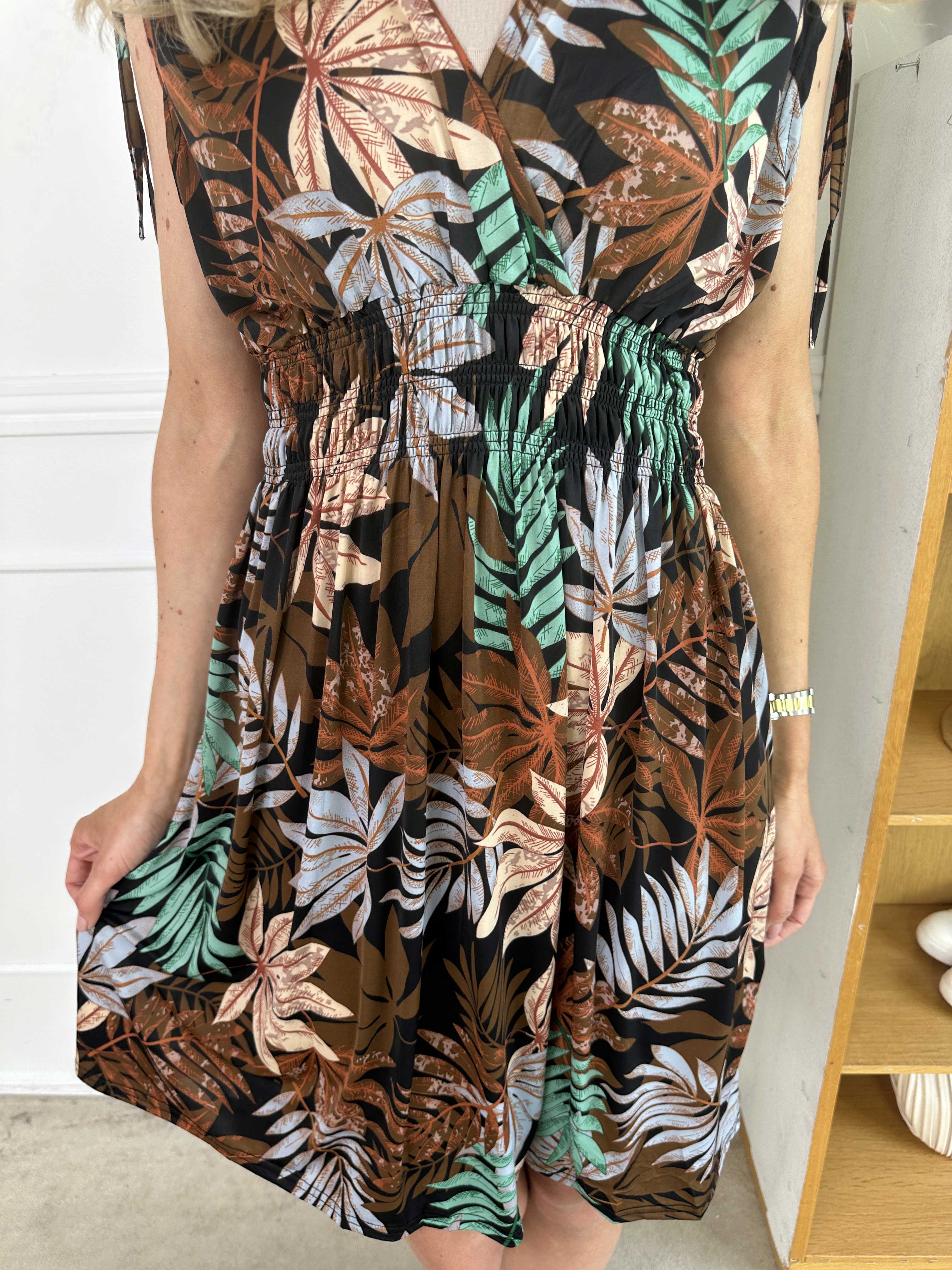 Pams Leaf Short - Kort klänning med resår i skrynkelfritt tyg